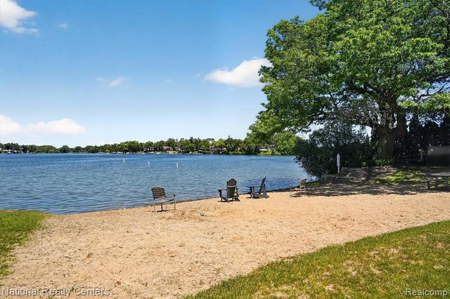 9326 Park Lane, Commerce Twp, MI 48382