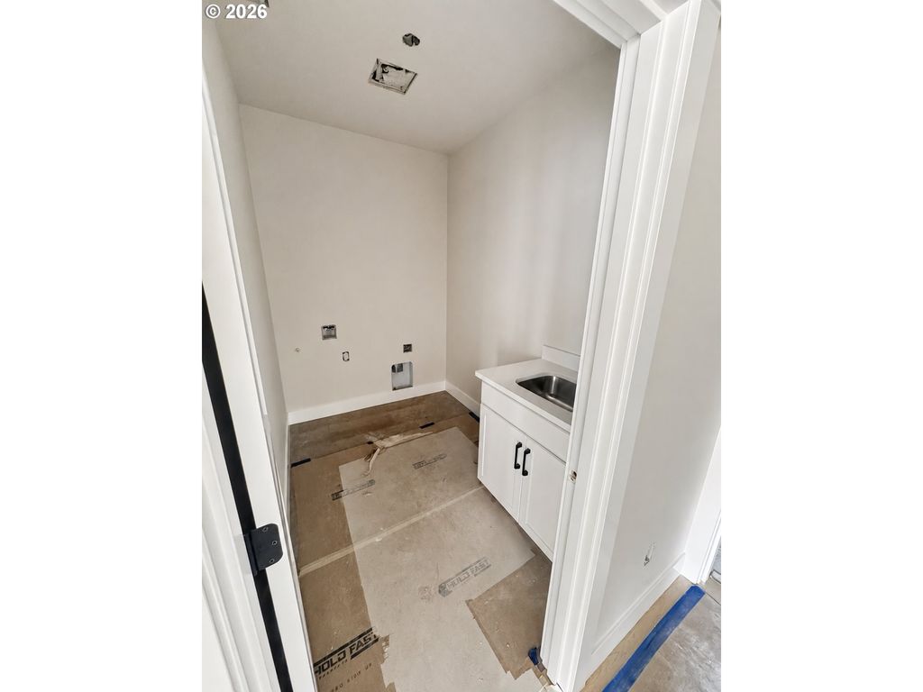 Image 11 of property listing at 950 W Washington St, Carlton, OR 97111