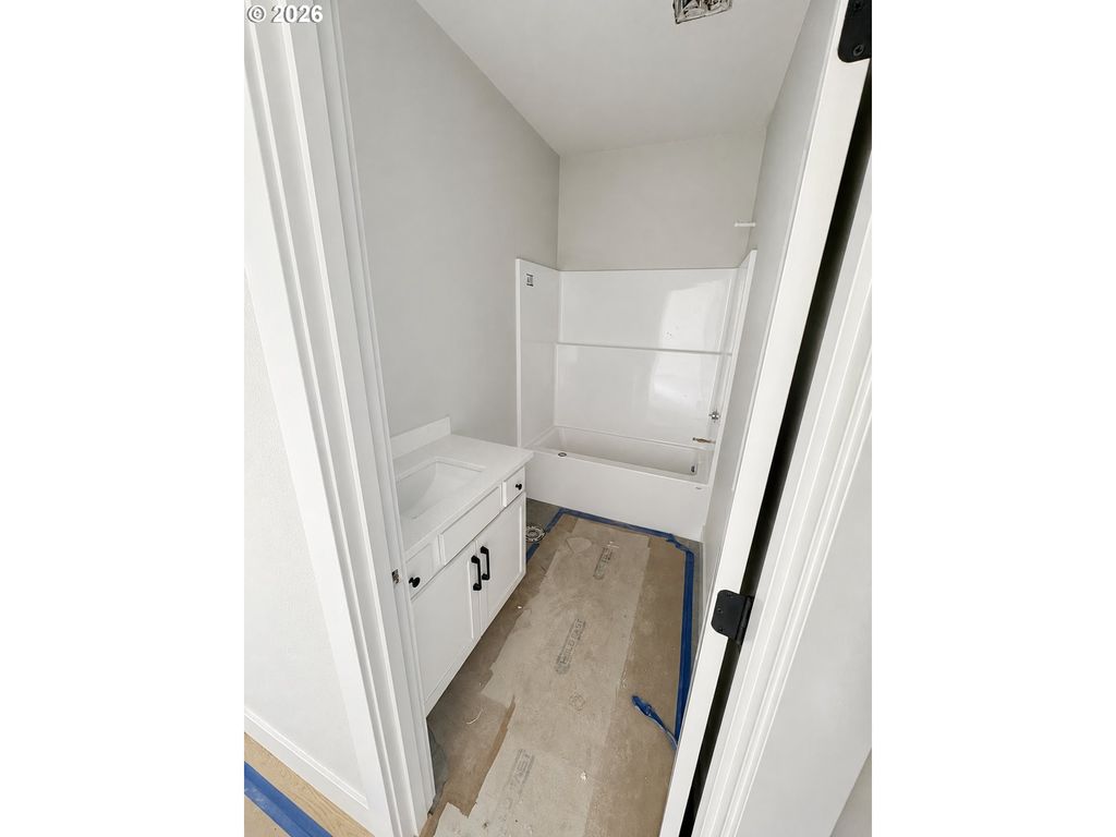 Image 7 of property listing at 950 W Washington St, Carlton, OR 97111