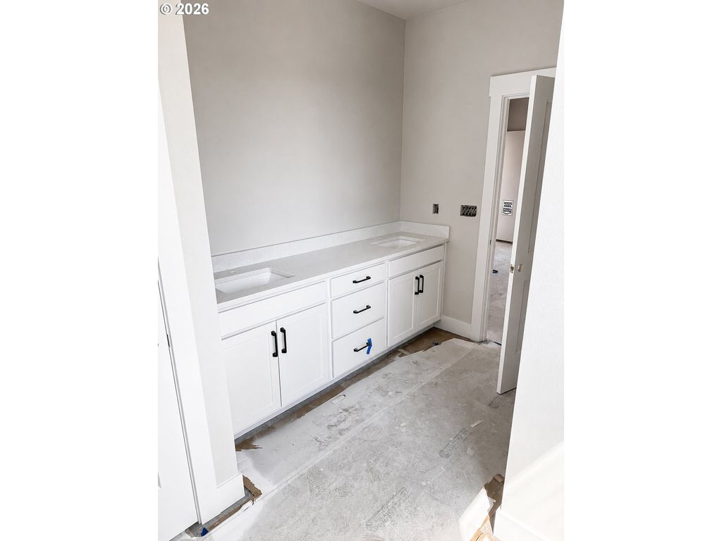 Image 8 of property listing at 950 W Washington St, Carlton, OR 97111