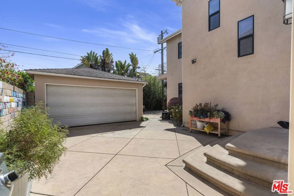 Image 22 of property listing at 12600 Appleton Way, Los Angeles, CA 90066