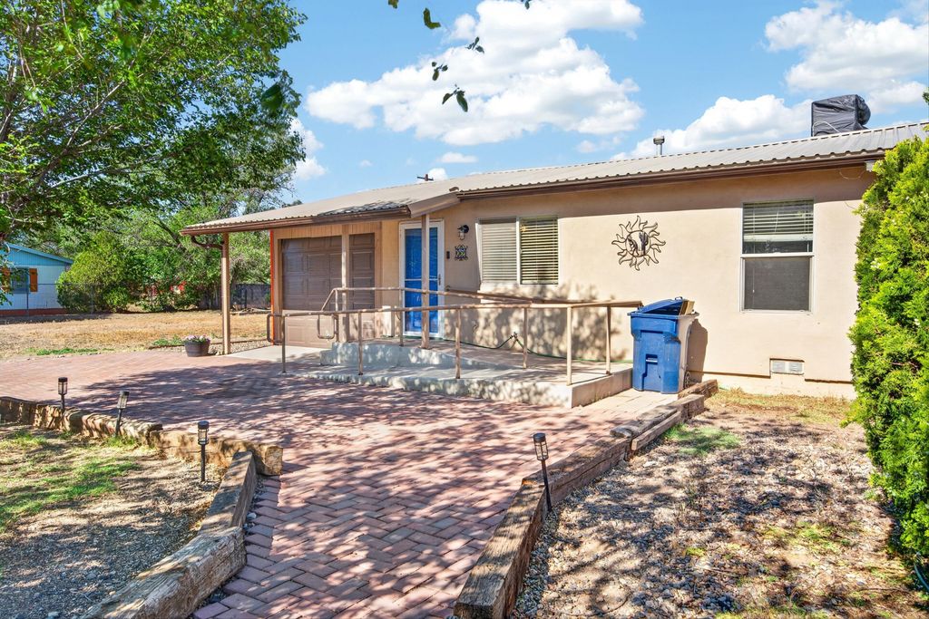2 Blue Bonnet Drive, Los Lunas, NM 87031
