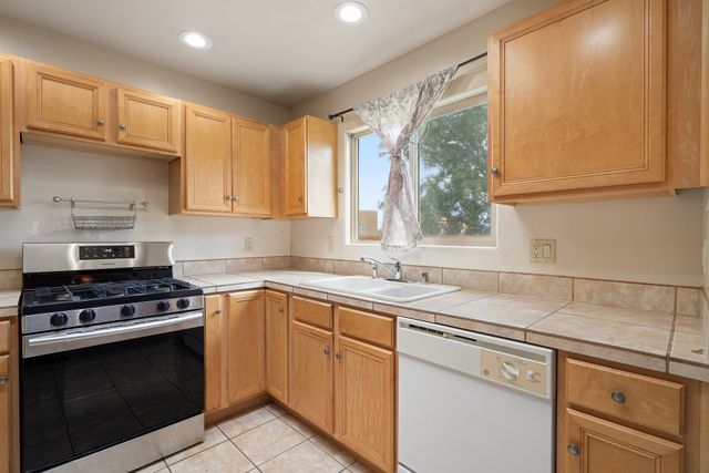 6638 Camino Rojo, Santa Fe, NM 87507