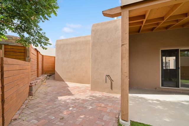 6638 Camino Rojo, Santa Fe, NM 87507