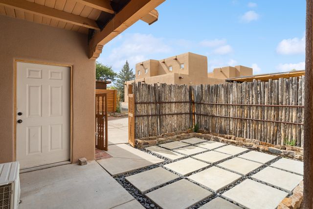 6638 Camino Rojo, Santa Fe, NM 87507