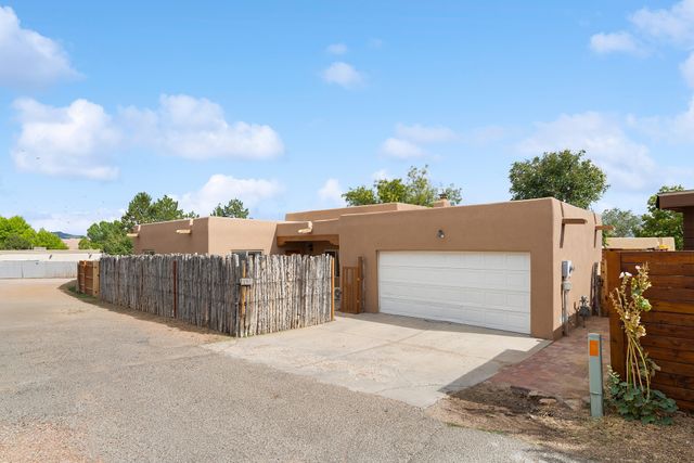6638 Camino Rojo, Santa Fe, NM 87507
