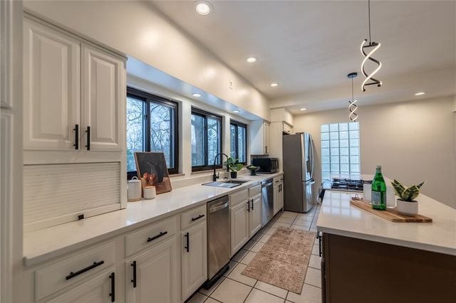 203 N Grandview Dr, Fox Chapel, PA 15215