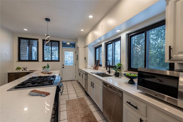 203 N Grandview Dr, Fox Chapel, PA 15215