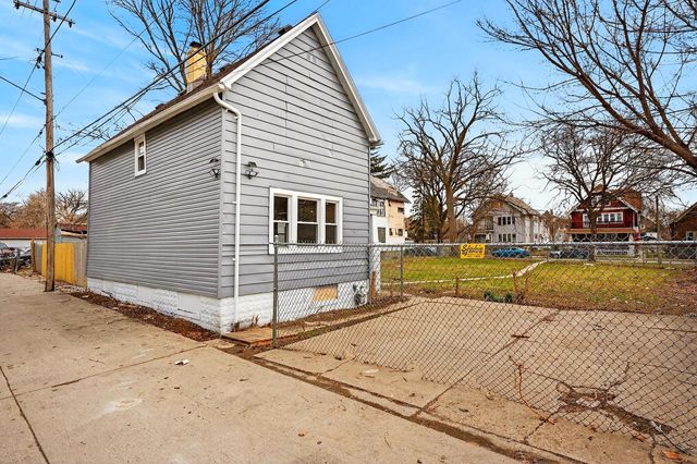 3217 N 12th STREET, Milwaukee, WI 53206