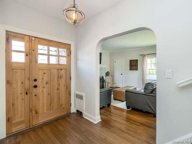 61 Cleveland Avenue, Glen Head, NY 11545