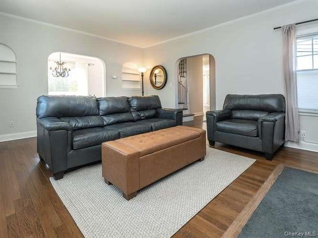 61 Cleveland Avenue, Glen Head, NY 11545