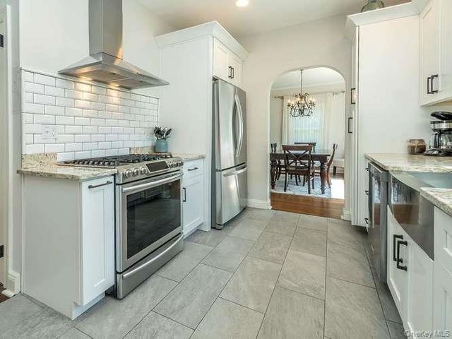 61 Cleveland Avenue, Glen Head, NY 11545