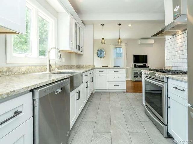 61 Cleveland Avenue, Glen Head, NY 11545