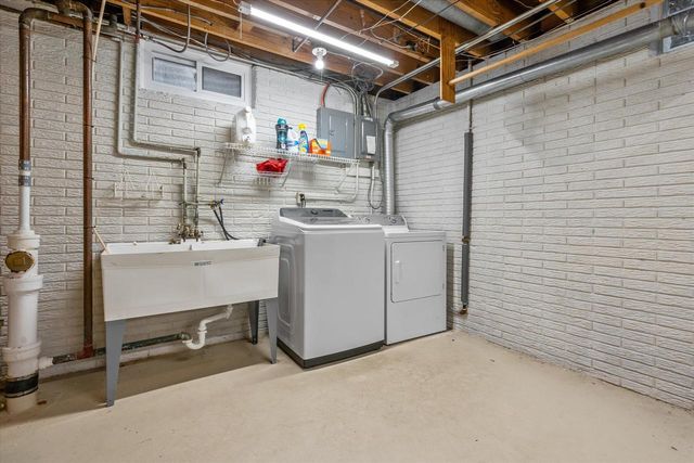 12640 W Wilbur DRIVE, New Berlin, WI 53151