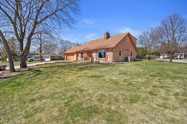 12640 W Wilbur DRIVE, New Berlin, WI 53151