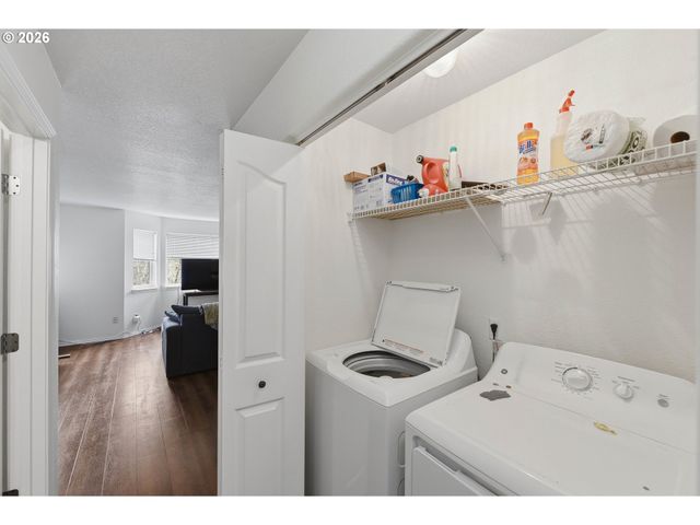 3840 BUCCANEER Ln, North Bend, OR 97459