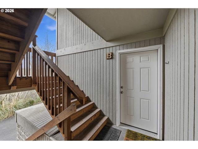 3840 BUCCANEER Ln, North Bend, OR 97459