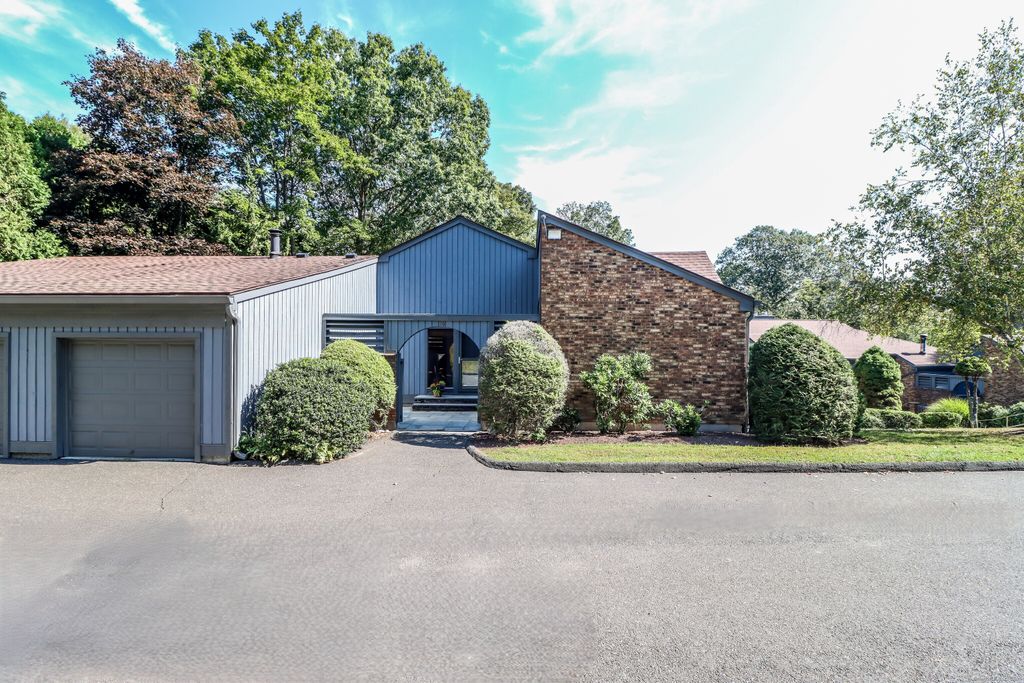 19 Hearthstone Drive 19, Brookfield, CT 06804
