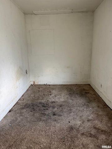 1815 W 3RD Street, Davenport, IA 52802