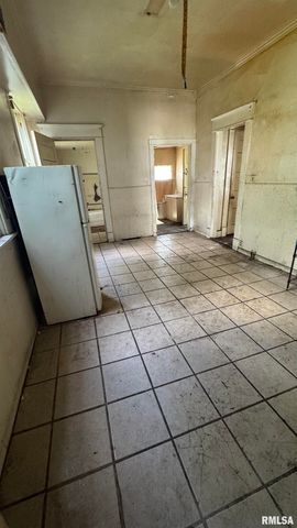 1815 W 3RD Street, Davenport, IA 52802