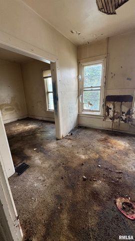 1815 W 3RD Street, Davenport, IA 52802