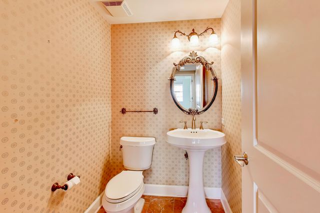 10 E Burlington Street 2C, Riverside, IL 60546