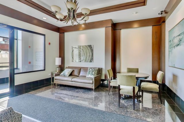 10 E Burlington Street 2C, Riverside, IL 60546