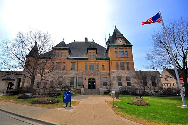 10 E Burlington Street 2C, Riverside, IL 60546