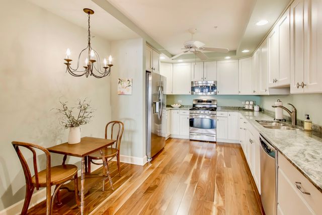 10 E Burlington Street 2C, Riverside, IL 60546