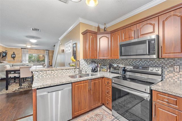 7659 Tamarac Island Circle, Tamarac, FL 33321