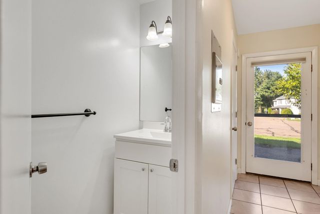 40 Kinsington Street, South Burlington, VT 05403