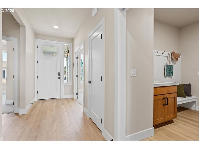 208 Nw 16th Ave, Canby, OR 97013
