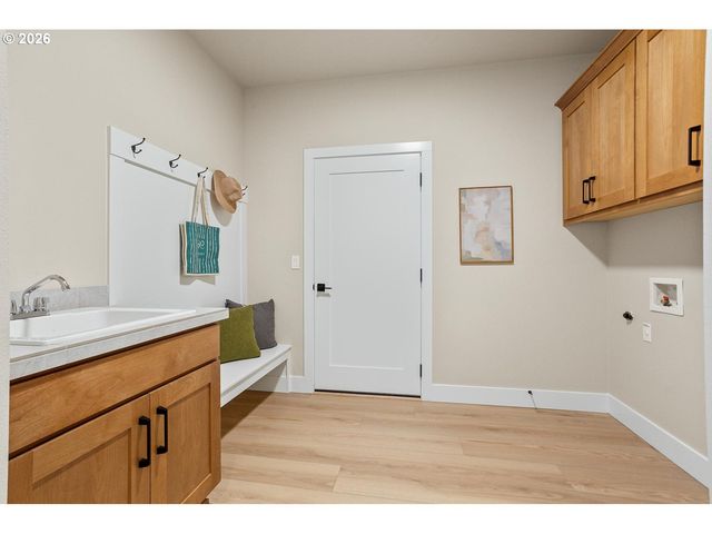 208 Nw 16th Ave, Canby, OR 97013