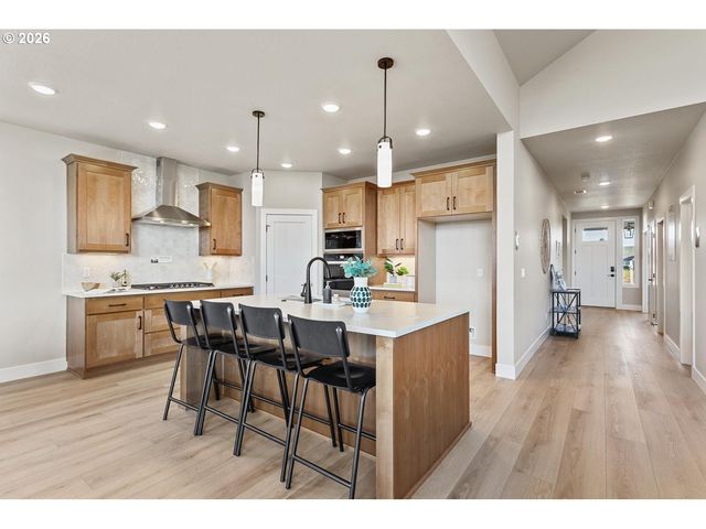 208 Nw 16th Ave, Canby, OR 97013