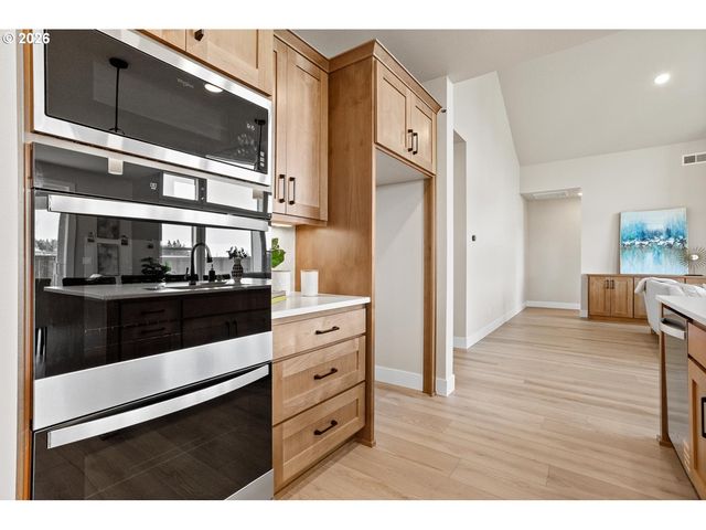 208 Nw 16th Ave, Canby, OR 97013