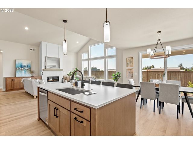 208 Nw 16th Ave, Canby, OR 97013