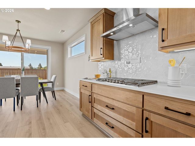 208 Nw 16th Ave, Canby, OR 97013