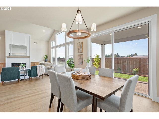 208 Nw 16th Ave, Canby, OR 97013