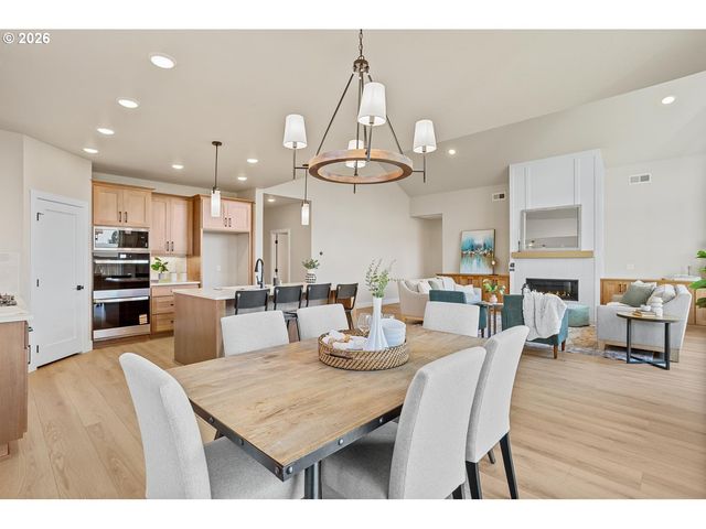 208 Nw 16th Ave, Canby, OR 97013