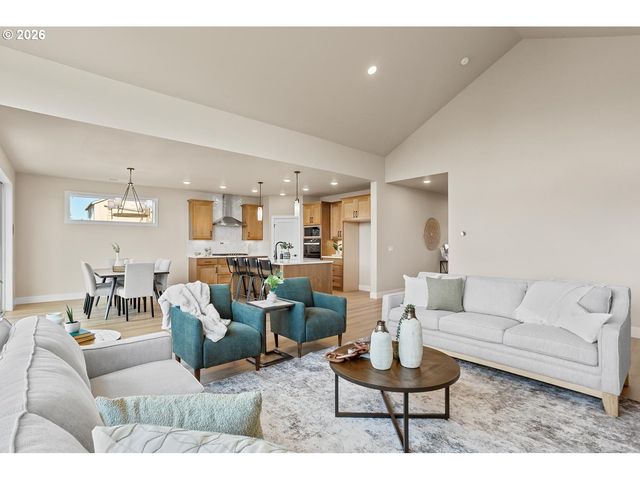 208 Nw 16th Ave, Canby, OR 97013