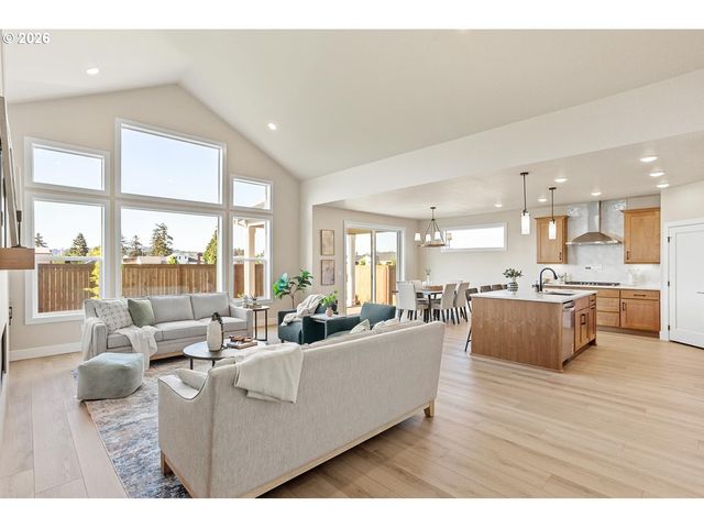 208 Nw 16th Ave, Canby, OR 97013