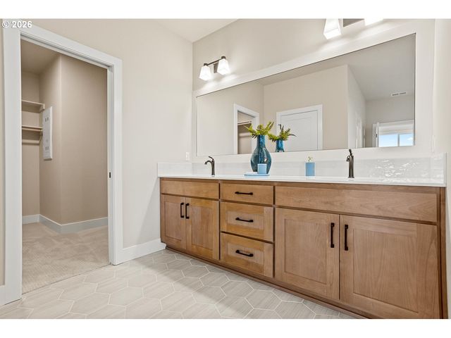 208 Nw 16th Ave, Canby, OR 97013