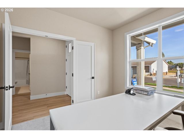 208 Nw 16th Ave, Canby, OR 97013