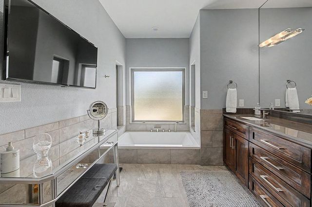 172 Bluff TRL, Dripping Springs, TX 78620