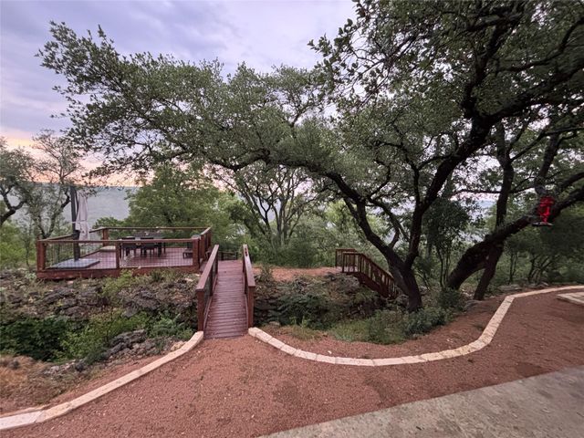 172 Bluff TRL, Dripping Springs, TX 78620