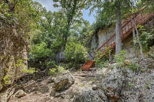 172 Bluff TRL, Dripping Springs, TX 78620