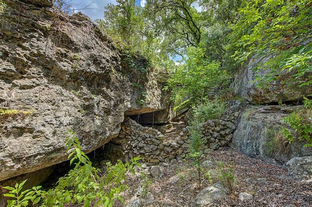 172 Bluff TRL, Dripping Springs, TX 78620