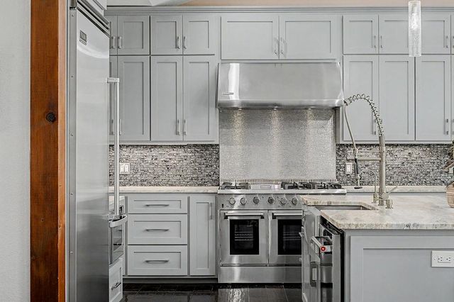 172 Bluff TRL, Dripping Springs, TX 78620