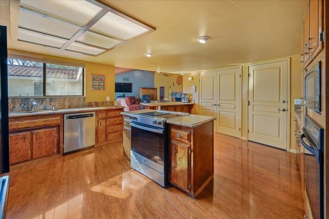 13937 Sun Forest Dr, Penn Valley, CA 95946