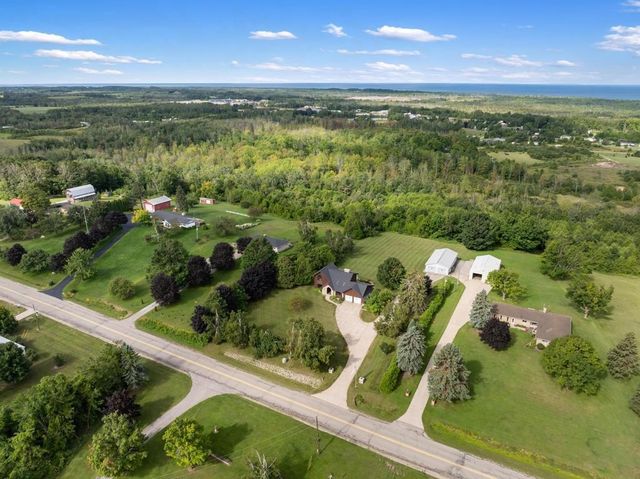 5939 Barnard Road, Charlevoix, MI 49720